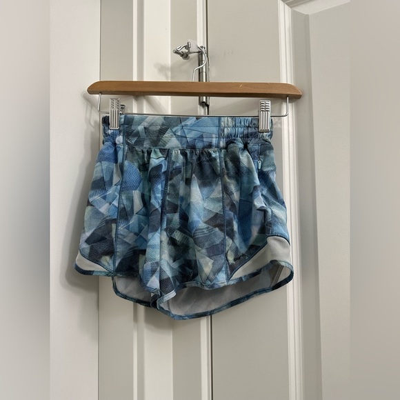 Lululemon Hotty Hot Shorts - Picture 2 of 6